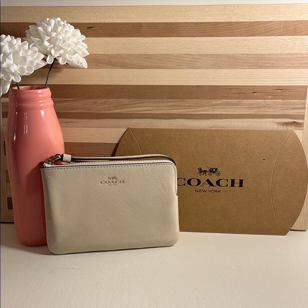 🆕 Coach Pearl Patent crinkle Leather zip Wristlet
